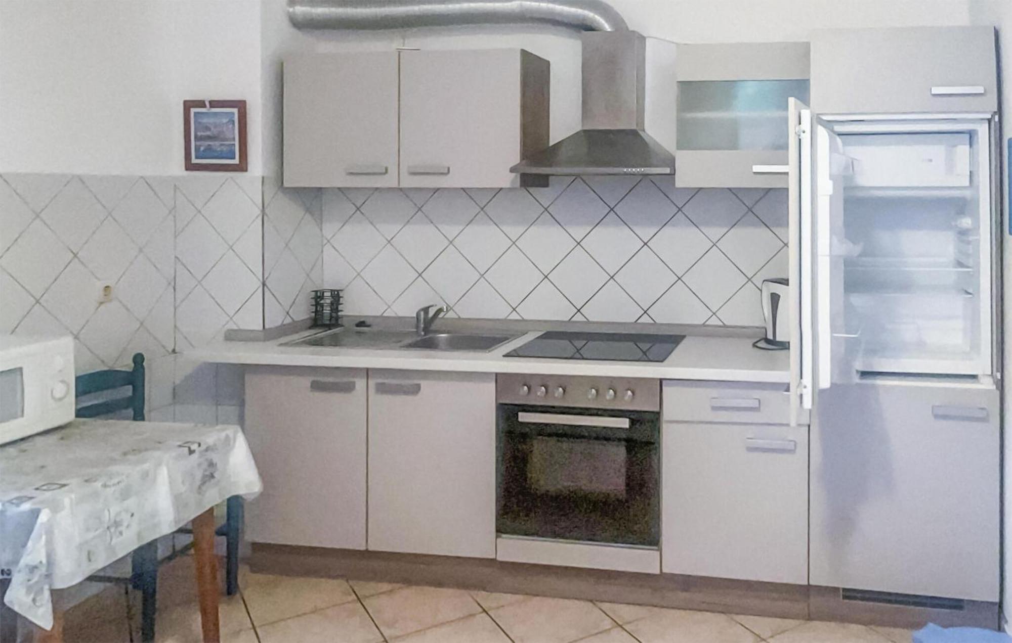Awesome Apartment In Njivice With Kitchen Buitenkant foto