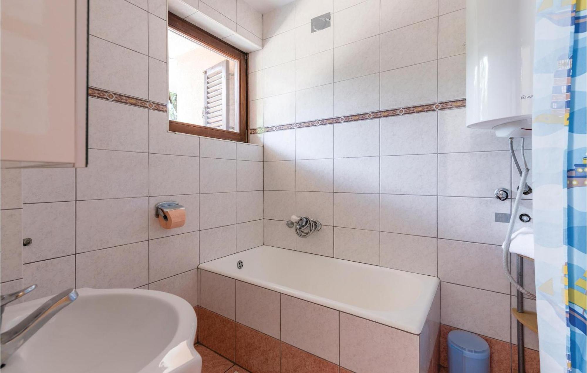 Awesome Apartment In Njivice With Kitchen Buitenkant foto